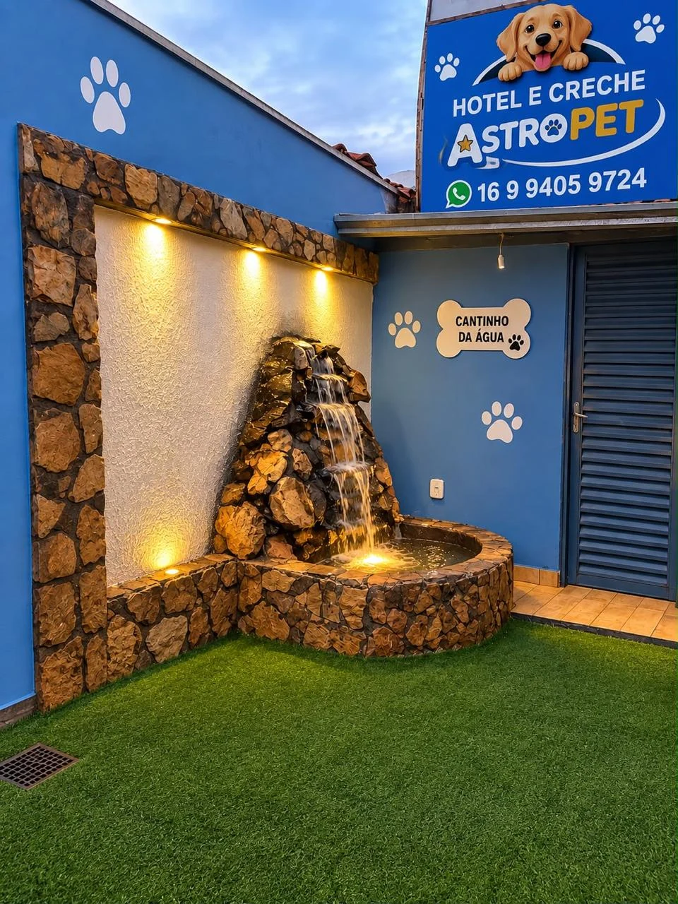 Fonte de pedras e jardim da AstroPet