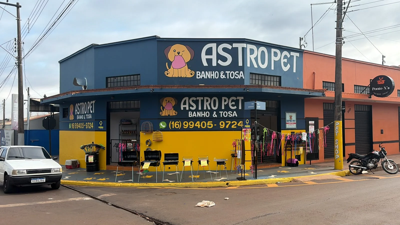 Fachada da loja AstroPet com acessórios e produtos